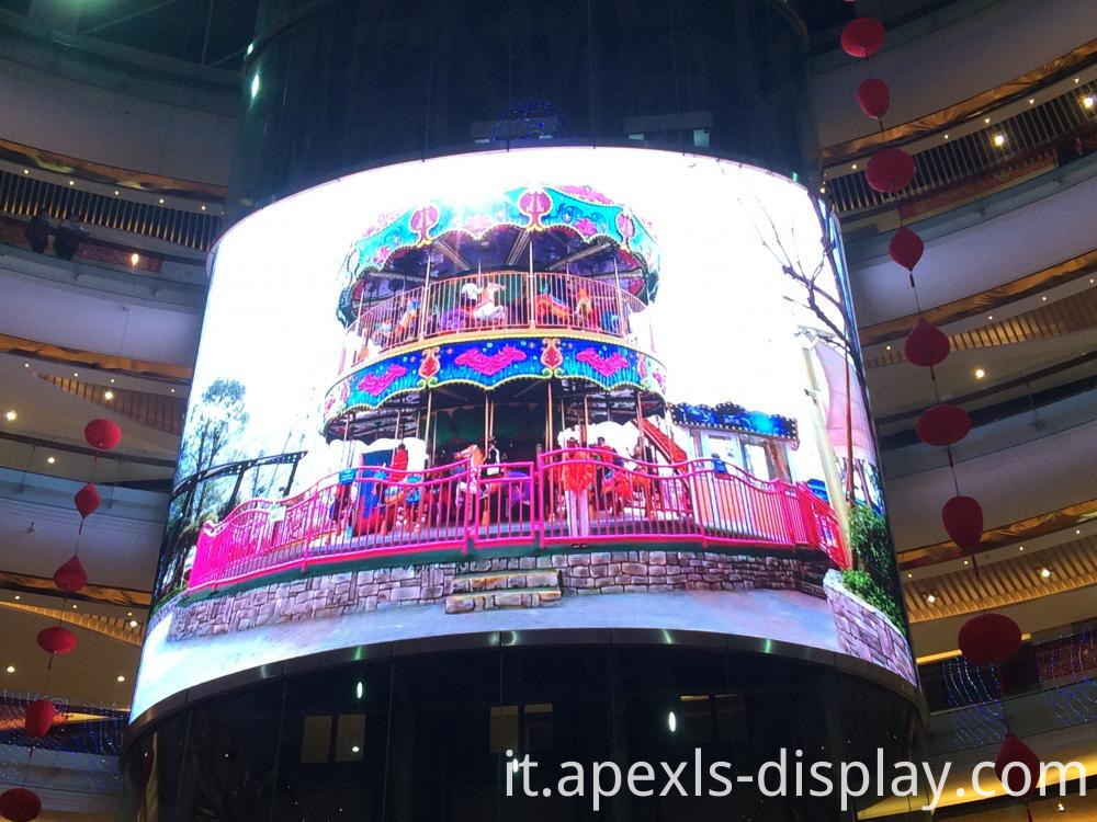 Display a led curvo per centro commerciale 2 Curved Led Display For Shopping Mall 2